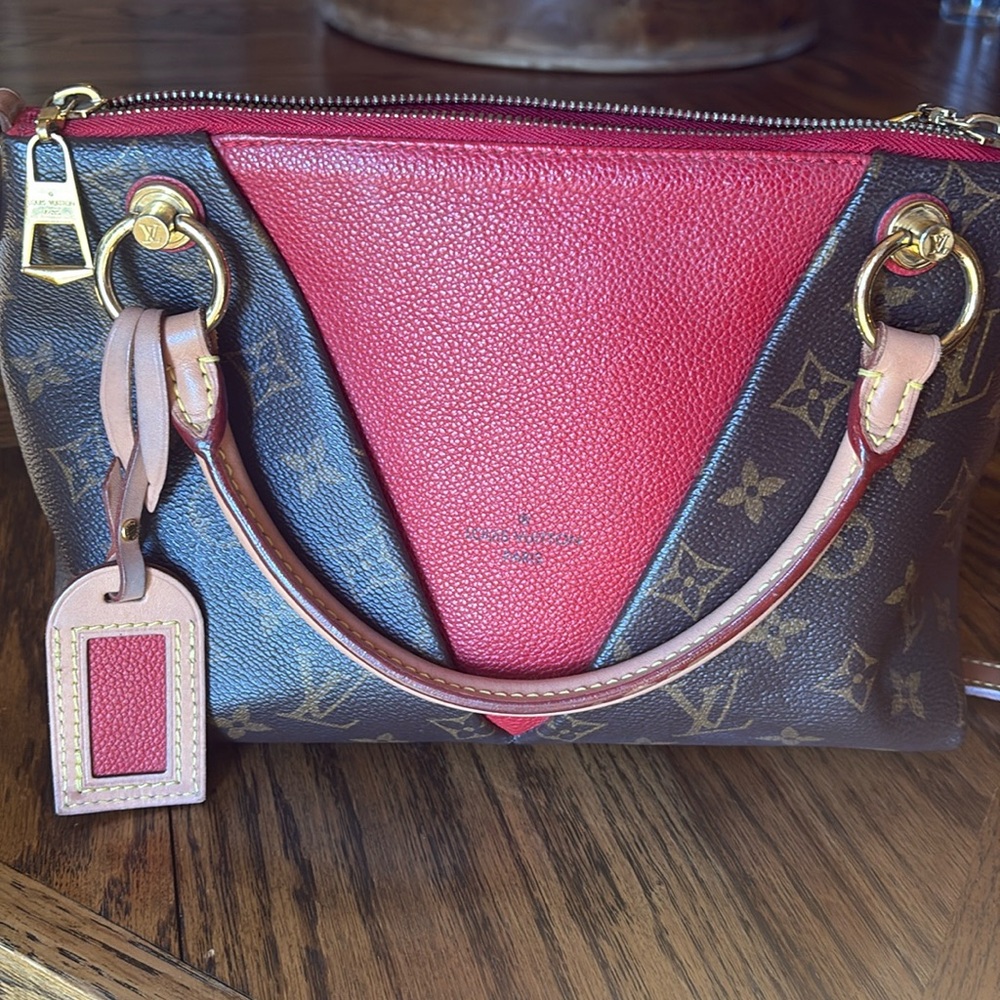 Louis Vuitton V Monogram